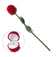 Gaveæske til ringe. Langstilket rose i rødt velour. 25 cm